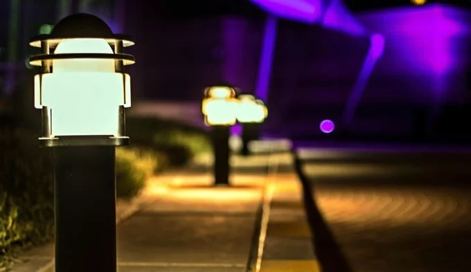 Iluminación exterior para escaleras, caminos y sobremuros